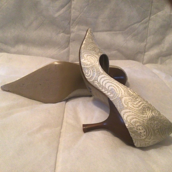 White and Gold embroidered heels. Size 8. - Picture 2 of 2